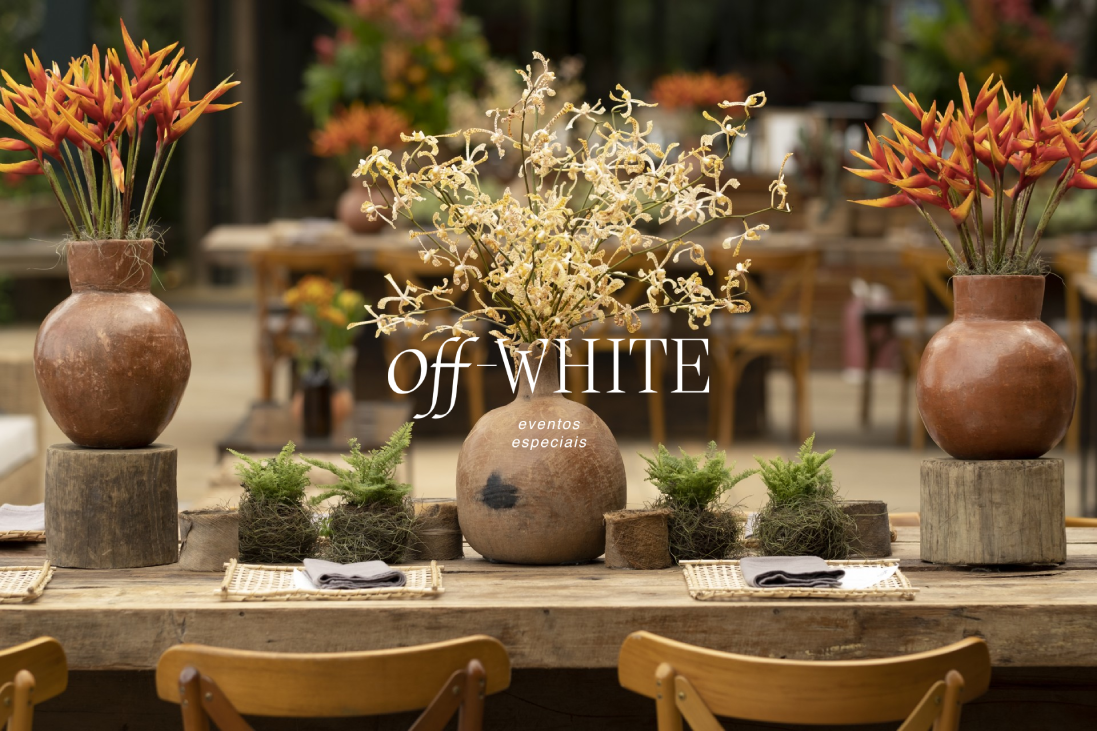Mesa posta com arranjo de orquídeas em evento produzido pela Off White